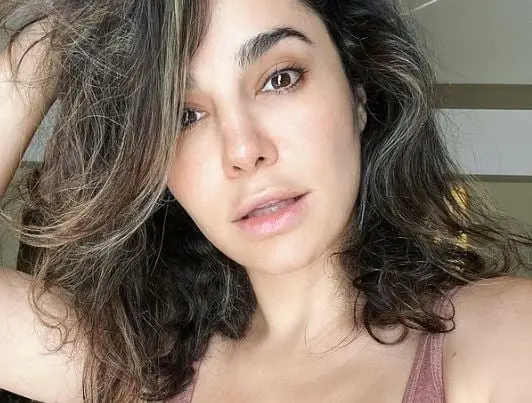  Era una joven de clase alta que se enamora de un joven de clase baja y ante la negativa de sus padres a su relaci&oacute;n, decide escapar con &eacute;l a Acapulco.