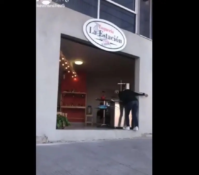 Joven muerde trompo al pastor de una taquería (Facebook)