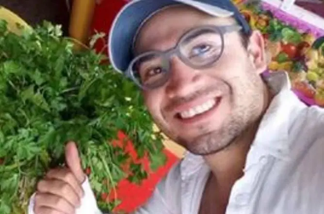 Era el principal enemigo de Martin por ser novio de Silvana, quien le gustaba. Era amigo de Priscila y era un mal cantante pero buen bailar&iacute;n.