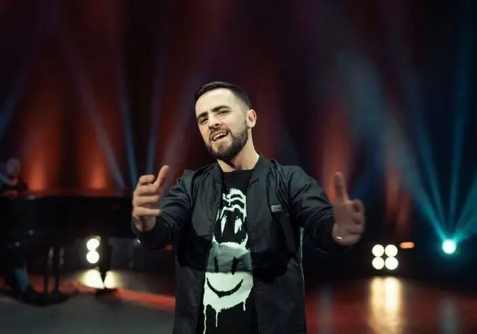 Era un ni&ntilde;o rico y buen cantante que se enamor&oacute; perdidamente de Silvana, aunque a veces ten&iacute;a que soportar que ella fuera grosera con &eacute;l.