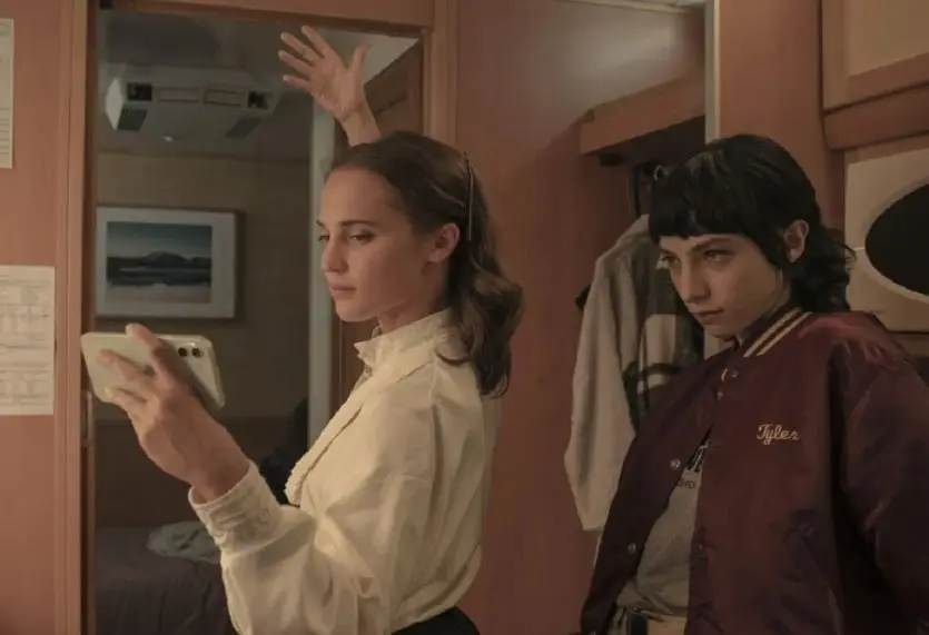 Basado en su filme de 1996, el galardonado cineasta Olivier Assayas vuelve a retratar al ic&oacute;nico personaje Irma Vep. La serie sigue a Mira Harberg, una actriz de cine que llega a Par&iacute;s para rodar un remake del cl&aacute;sico de 1916 Los Vampiros.