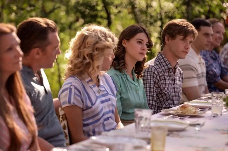 El detective Jeb Pyre investiga el asesinato de Brenda Wright Lafferty y su peque&ntilde;a hija en Salt Lake Valley, donde descubre verdades enterradas sobre los or&iacute;genes de la religi&oacute;n mormona y las violentas consecuencias de una fe inquebrantable.