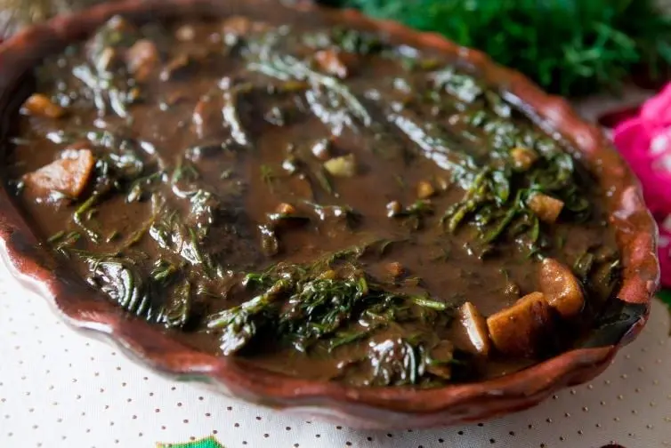 Los tradicionales romeritos con mole, papas y tortitas de camarón ocupan el primer lugar de las peores comidas mexicanas, según Taste Atlas.