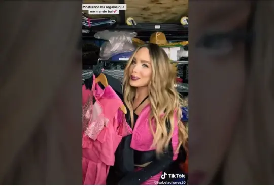 La doble de Belinda presumió sus regalos. 