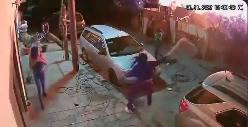 Los vecinos llamaron al 911 y trataron de mitigar el fuego con cubetas y mangueras Los vecinos llamaron al 911 y trataron de mitigar el fuego con cubetas y mangueras