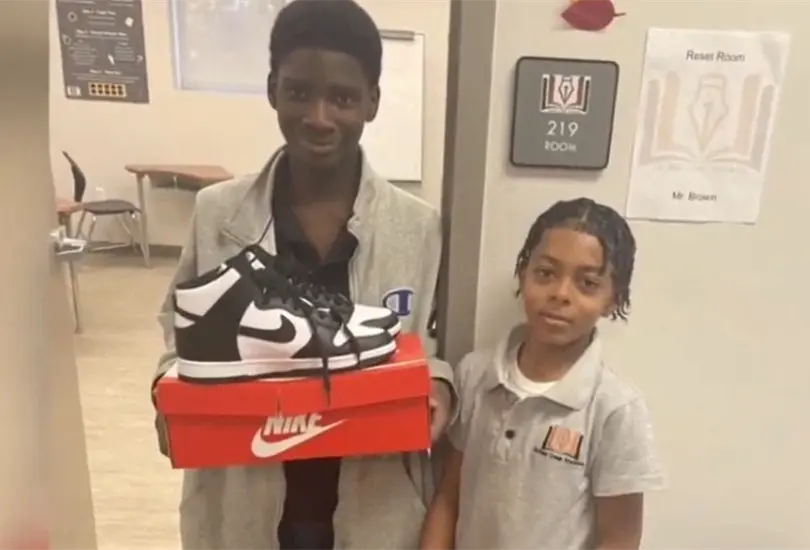 El joven Romello Mello Early decidi&oacute; regalarle a su amigo Melvin Anderson unos Nike luego de que se cansara de ver c&oacute;mo sus compa&ntilde;eros lo molestaban por el calzado desgastado que usaba.