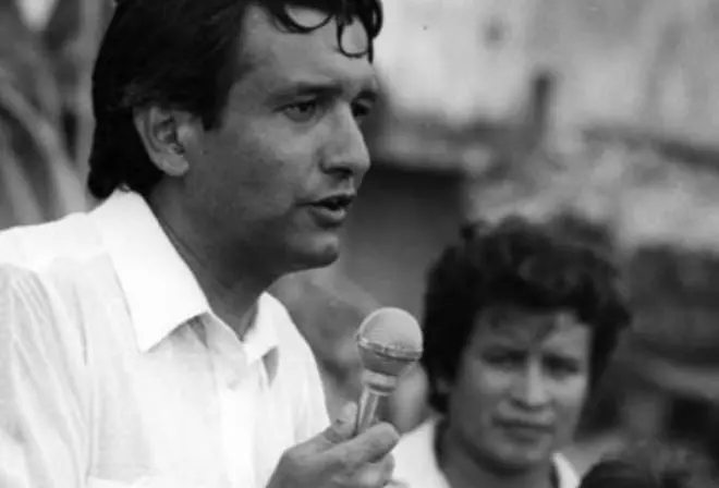 En 1988 se uni&oacute; a la Corriente Democr&aacute;tica, una facci&oacute;n del Partido Revolucionario Institucional que se opuso al tradicional m&eacute;todo de selecci&oacute;n de la candidatura presidencial, a la eventual candidatura de Carlos Salinas de Gortari. Esta corriente postul&oacute; a Cuauht&eacute;moc C&aacute;rdenas a la presidencia y a L&oacute;pez Obrador como gobernador de Tabasco, pero no result&oacute; electo.