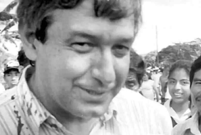 En 1989 se convirti&oacute; en el presidente del Partido de la Revoluci&oacute;n Democr&aacute;tica (PRD) en Tabasco, el cual antes era el Frente Democr&aacute;tico Nacional, que anteriormente fue la Corriente Democr&aacute;tica. Un a&ntilde;o m&aacute;s tarde, present&oacute; su tercer libro "Tabasco, v&iacute;ctima de un fraude".