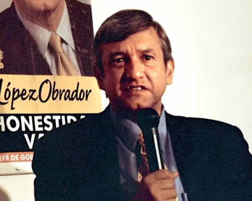 El 2 de julio de 2000, L&oacute;pez Obrador gan&oacute; la elecci&oacute;n para la jefatura de gobierno del entonces Distrito Federal. Durante su gesti&oacute;n se construy&oacute; el Segundo piso del Perif&eacute;rico, se inaugur&oacute; la primera l&iacute;nea del Metrob&uacute;s, estableci&oacute; varios programas sociales, construy&oacute; 16 nuevas preparatorias y fund&oacute; la Universidad Aut&oacute;noma de la Ciudad de M&eacute;xico. Construy&oacute; un Hospital de Especialidades P&uacute;blico, entre otros proyectos.