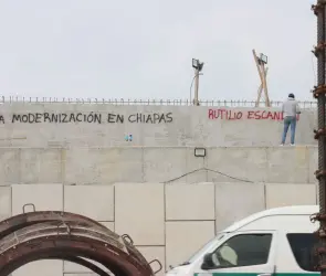 Normalistas de La Mactu lanzan Bombas contra trabajadores de la Obra del Doble Paso a Desnivel