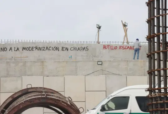 La obra del Doble Paso a Desnivel del Libramiento Norte Poniente de Tuxtla Gutiérrez está paralizada desde hace cinco días lo que ocasiona afectaciones en distintos aspectos.