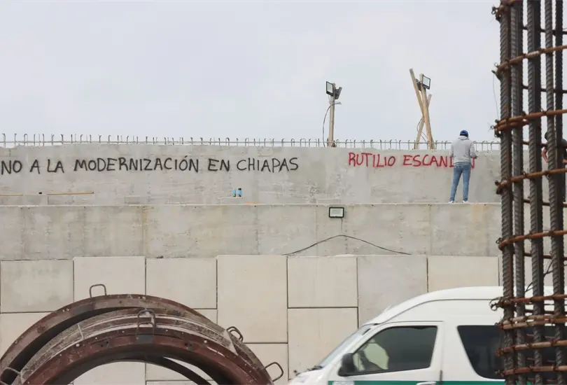 La obra del Doble Paso a Desnivel del Libramiento Norte Poniente de Tuxtla Guti&eacute;rrez est&aacute; paralizada desde hace cinco d&iacute;as lo que ocasiona afectaciones en distintos aspectos.