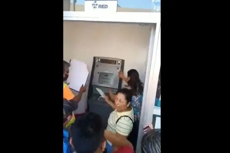 Los tabasqueños echan aire a cajero - Tomada de video