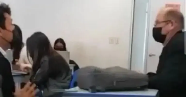 Acusan a profesor por poner a rezar a un alumno Créditos: Captura