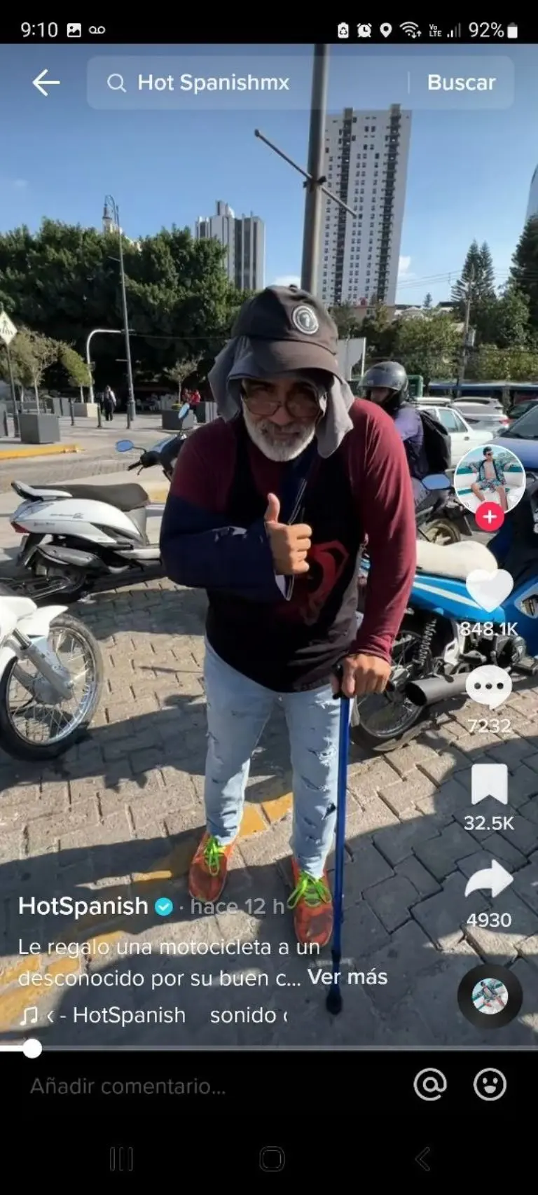 Regalan moto al primero que ayude al señor - Tomada de video