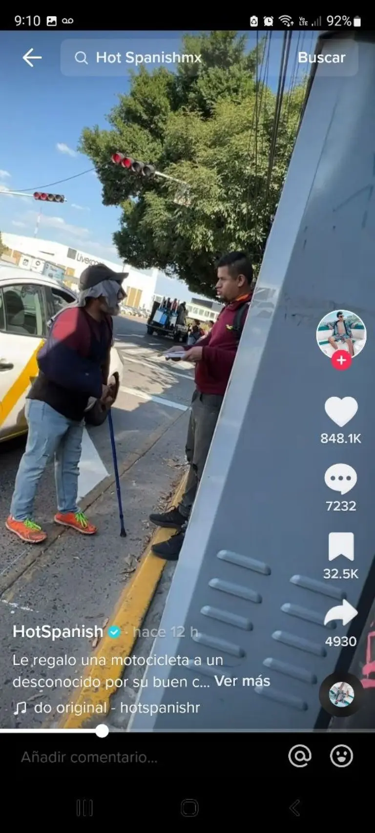 El hombre decidió ayudar al señor - Tomada de video