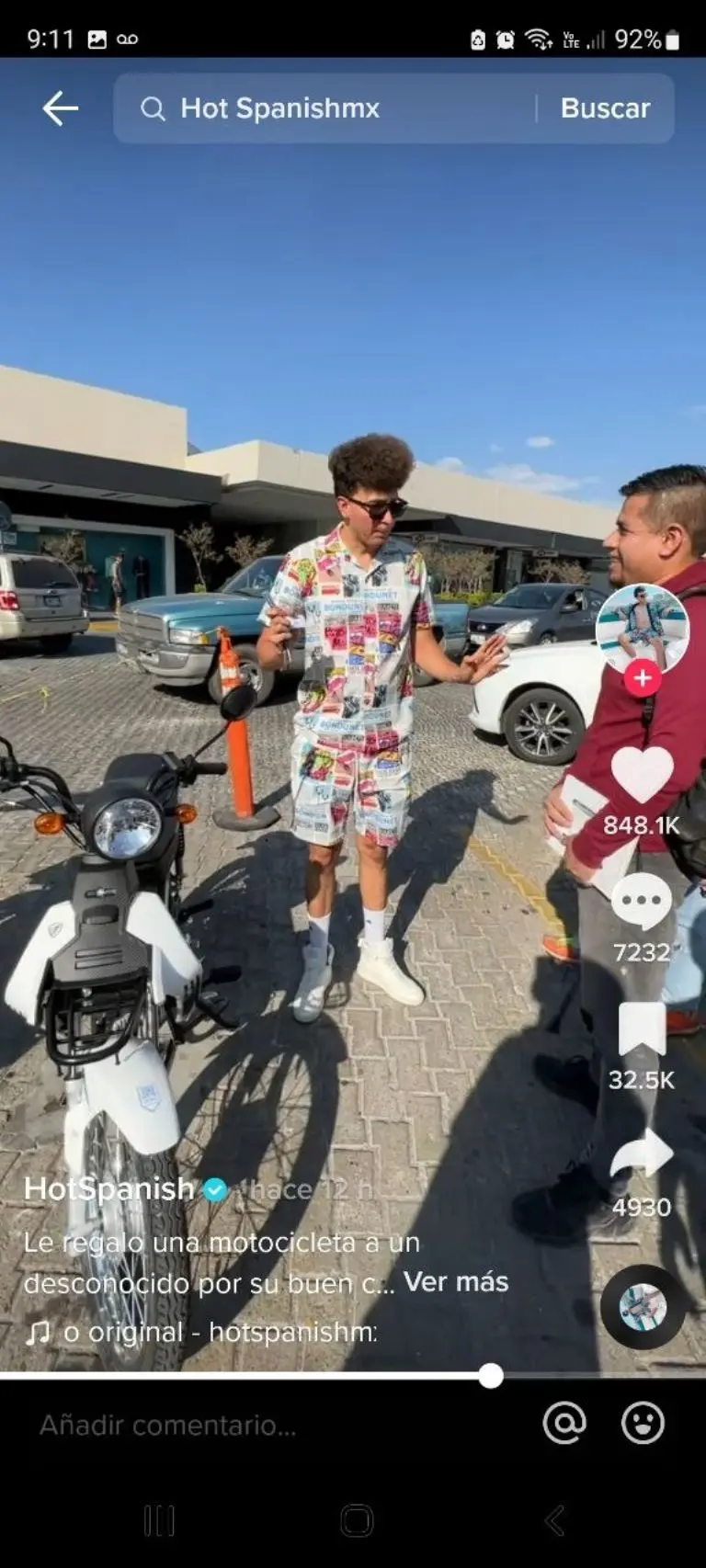 Le regalan moto por ayudar al señor - Tomada de video