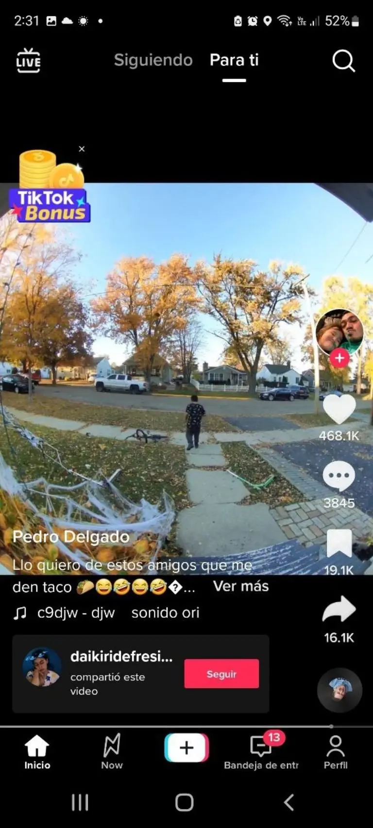 El niño le regaló un taco a su amigo - Tomada de video