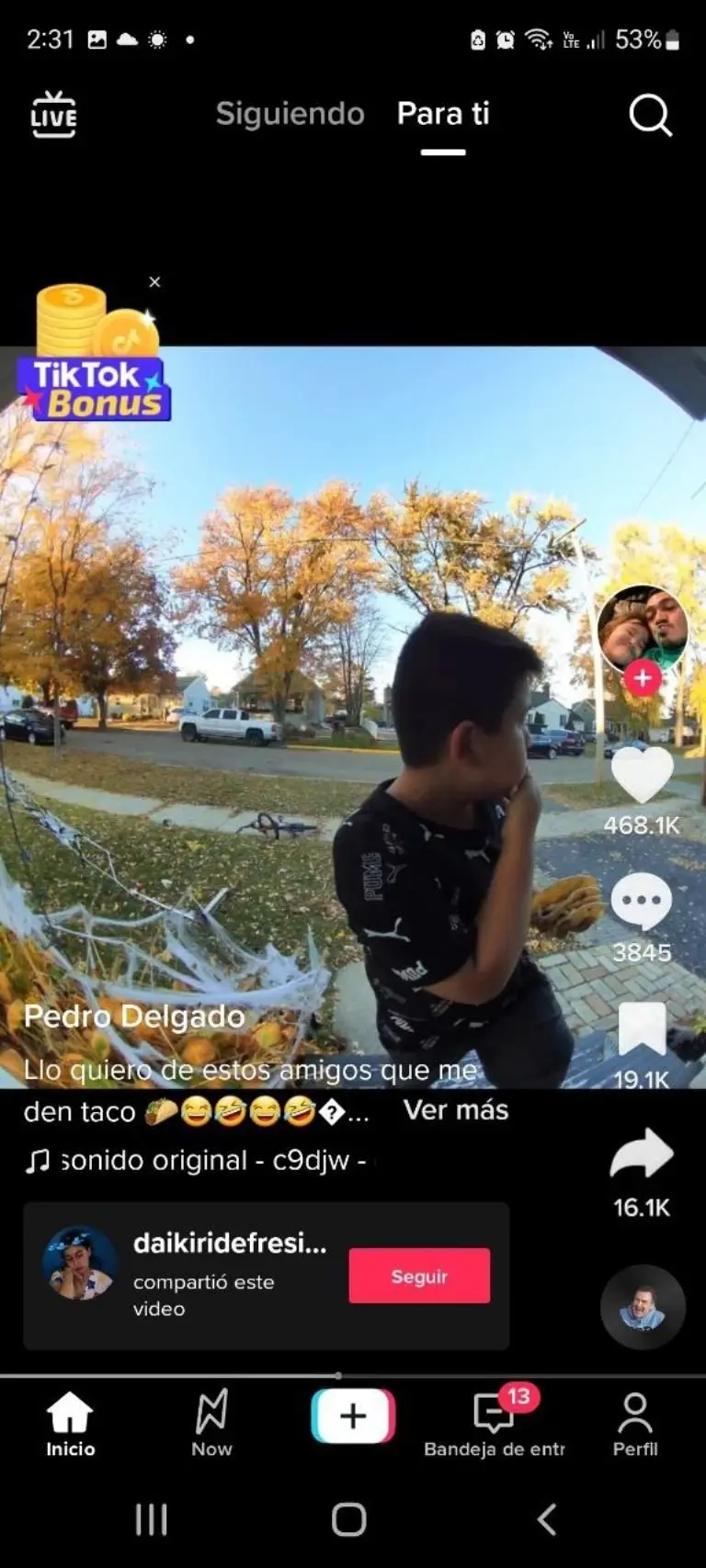El niño le regaló un taco a su amigo - Tomada de video