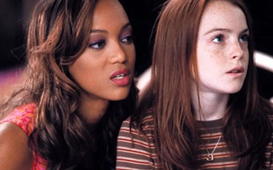 La muñeca favorita de una niña, que acaba de perder a su madre, se convierte en una mujer de carne y hueso, y hace que el mundo de la niña cambie radicalmente.