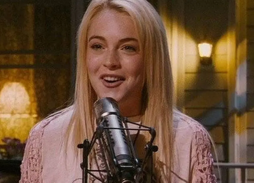 Un investigador privado documenta los sucesos mientras los invitados y personal de un antiguo show de radio se preparan para una última presentación.