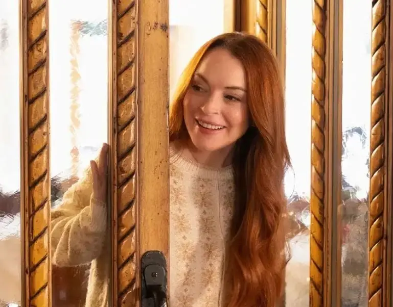 La hija de un empresario millonario pierde la memoria tras un accidente de esquí, y al no saber quién es comienza a vivir una nueva vida.