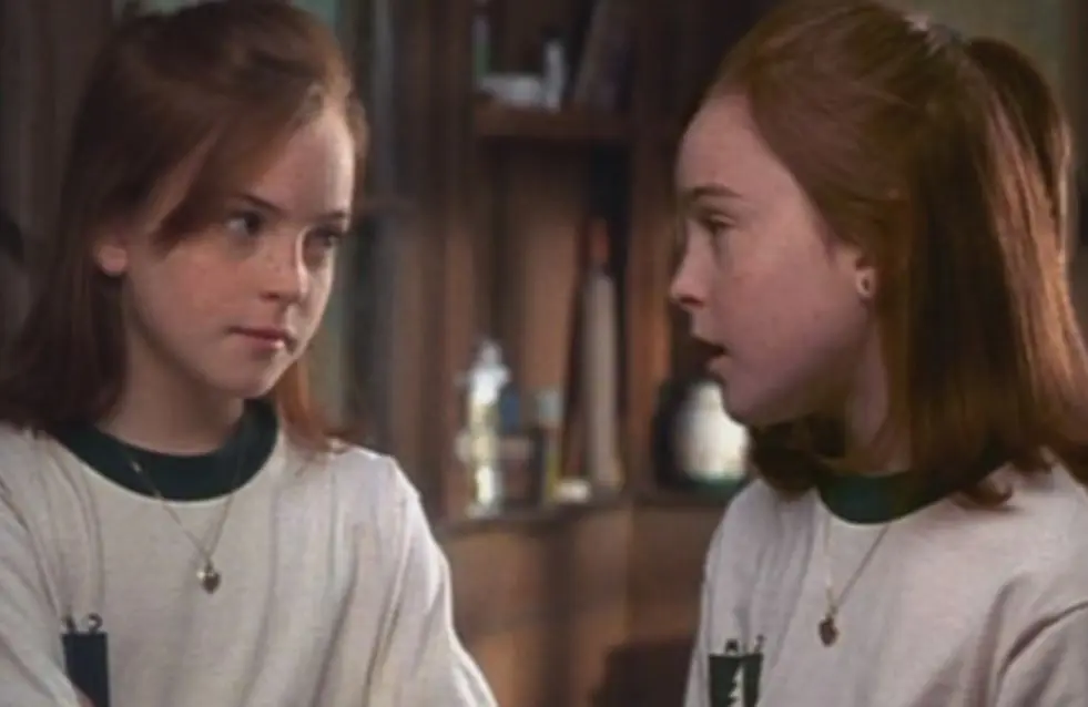 Un par de gemelas separadas al nacer, se reencuentran en un campamento y hacen un plan para reunir a sus padres.