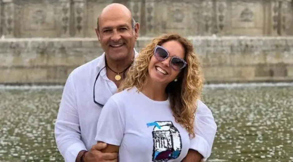 Al igual que la cantante, también el empresario se divorció de su primer matrimonio Al igual que la cantante, también el empresario se divorció de su primer matrimonio