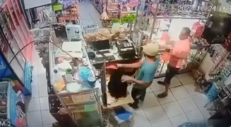 Asalta negocio con un machete y due&ntilde;o lo noquea Cr&eacute;ditos: Captura de pantalla 