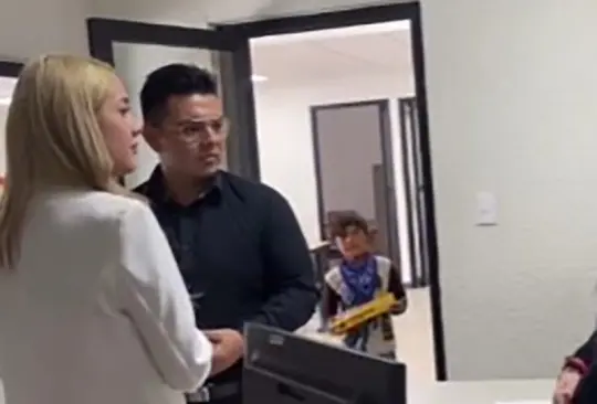 Niño ofrece un mazapán en plena boda; video se vuelve viral Créditos: Captura de pantalla Niño ofrece un mazapán en plena boda; video se vuelve viral Créditos: Captura de pantalla