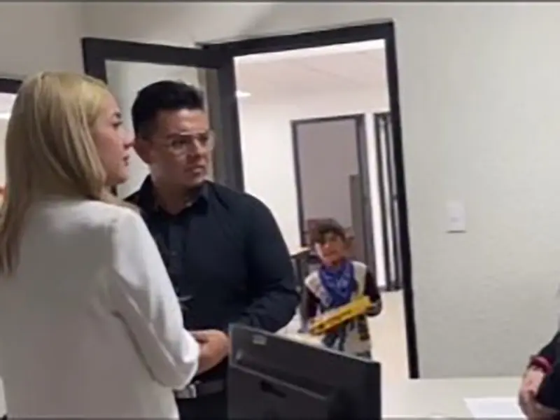 Niño ofrece un mazapán en plena boda; video se vuelve viral Créditos: Captura de pantalla Niño ofrece un mazapán en plena boda; video se vuelve viral Créditos: Captura de pantalla