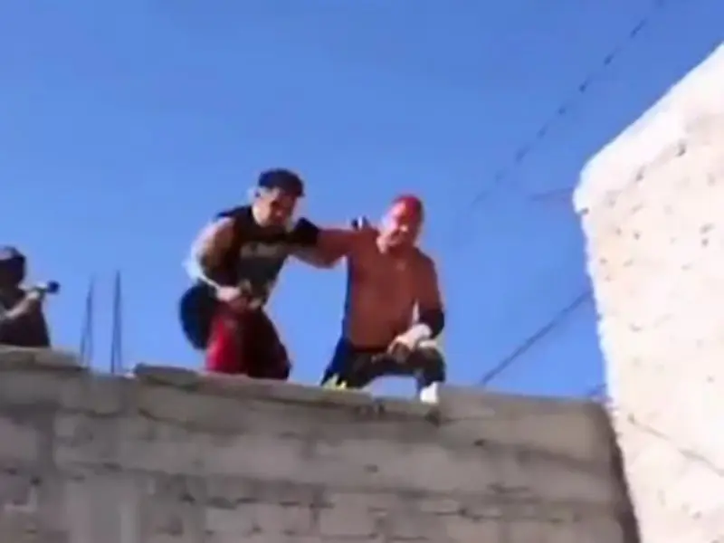 Luchadores &acute;se rifaron un tiro&acute; en la azotea de una casa Cr&eacute;ditos: Captura de pantalla 