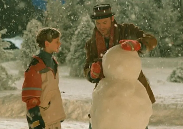 Un hombre que murió en Nochebuena regresa con su esposa e hijo un año después, pero transformado en un hombre de nieve.