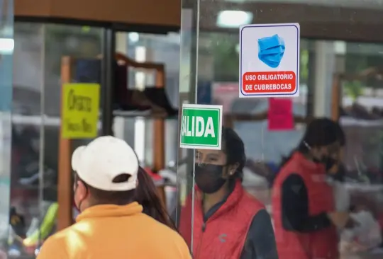 La secretaría de salud de Nuevo León, Alma Rosa Marroquín, informó que el cubrebocas y el gel antibacterial será obligatorio en espacios cerrados