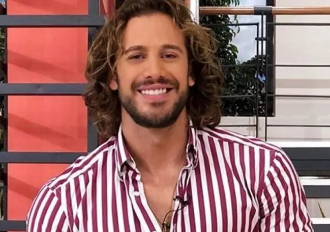 El actor informó a través de Twitter que había sido asaltado: Hey... solo paso a avisar... ayer fui víctima de un asalto a mano armada. Me quitaron todo. La ciudad es un caos. Verdaderamente una pena”.