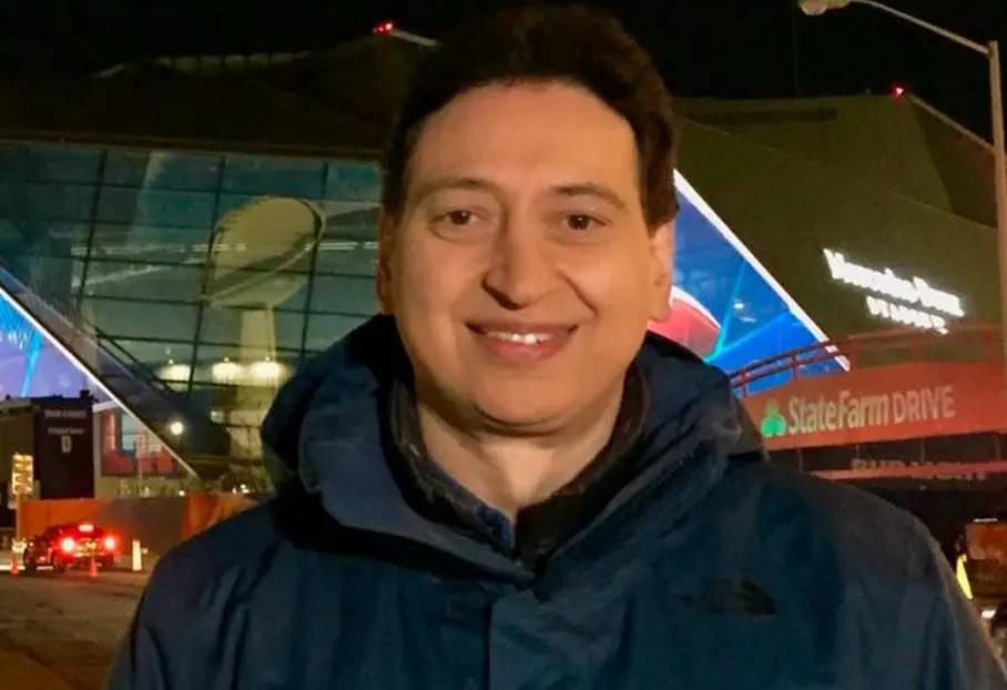  “Un hombre armado con pistola amenazó al comentarista deportivo cuando se encontraba en su camioneta @En_laDelValle. Tocó la ventana con el cañón del arma, y le robó su iPhone 11 Pink. La @FiscaliaCDM de @BJAlcaldia ya busca al ladrón”, informó el reportero Carlos Jiménez.