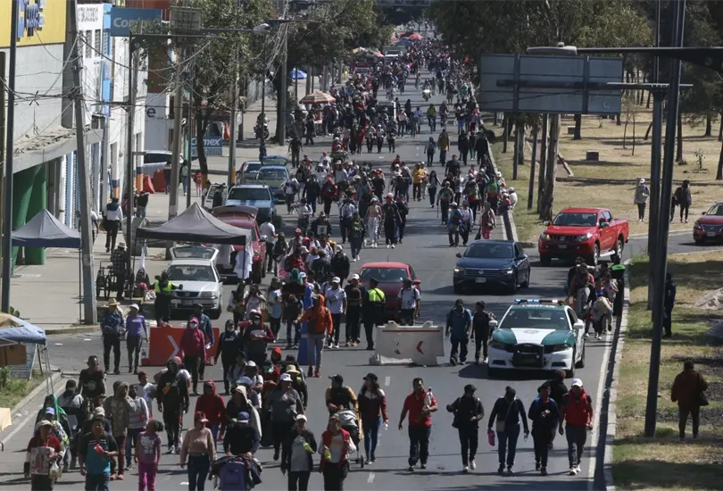 El peque&ntilde;o de aproximadamente siete a&ntilde;os sac&oacute; la cabeza del autob&uacute;s para grabar a los peregrinos que caminaban y termin&oacute; golpe&aacute;ndose con un poste