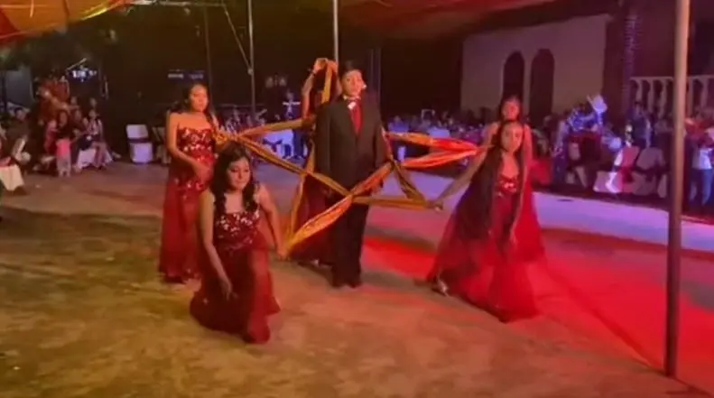 VIDEO: Quincea&ntilde;ero hace fiesta sin importarte cr&iacute;ticas