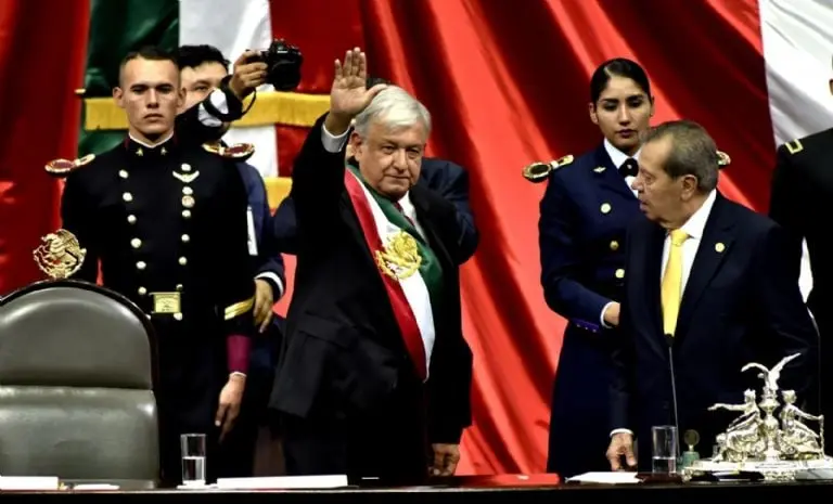 Porfirio Muñoz Ledo le entregó la banda presidencial a AMLO. Foto: Cuartoscuro.