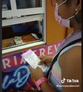 Niña vende pulseras para ir a concierto de Gloria Trevi