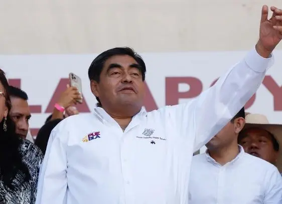 1. “Espérenme tantito, yo soy de los que me excito si me agarran la oreja”