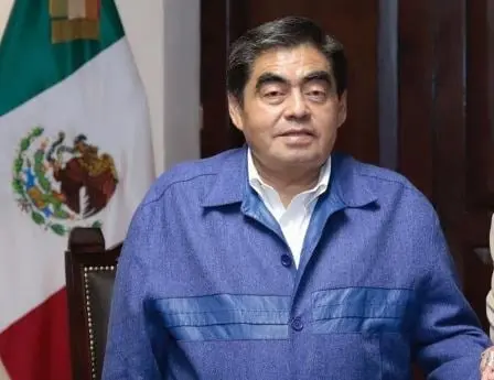 En una rueda de prensa, el gobernador poblano indicó que la gente rica es la que se está contagiando más.