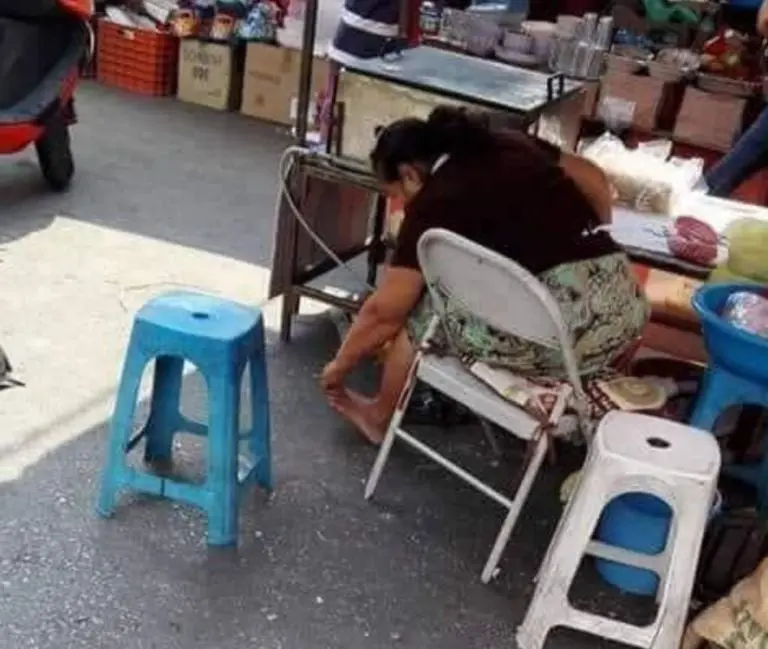 Vendedora se rasca los pies en puesto de quesadillas (Facebook)