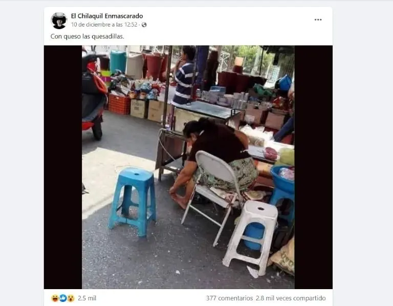 Vendedora se rasca los pies en puesto de quesadillas (Facebook)