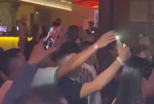 El joven grababa muy emocionado en un evento cuando un sujeto le arrebató el celular por la espalda El joven grababa muy emocionado en un evento cuando un sujeto le arrebató el celular por la espalda