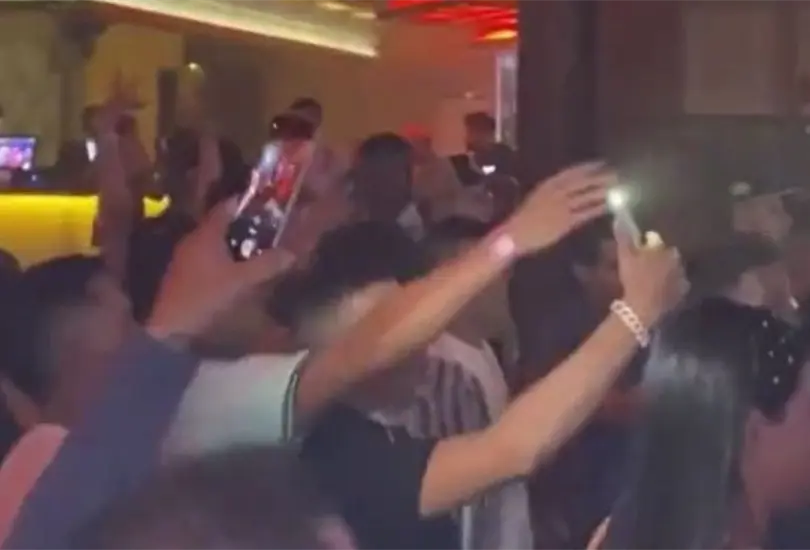 El joven grababa muy emocionado en un evento cuando un sujeto le arrebató el celular por la espalda El joven grababa muy emocionado en un evento cuando un sujeto le arrebató el celular por la espalda