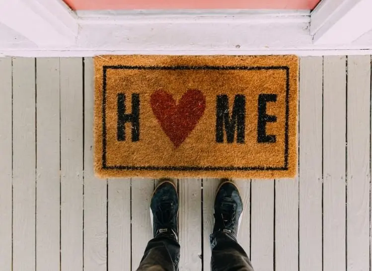 Cuando sea media noche abre las puertas para que el año viejo se vaya y entre el nuevo con nuevas energías.