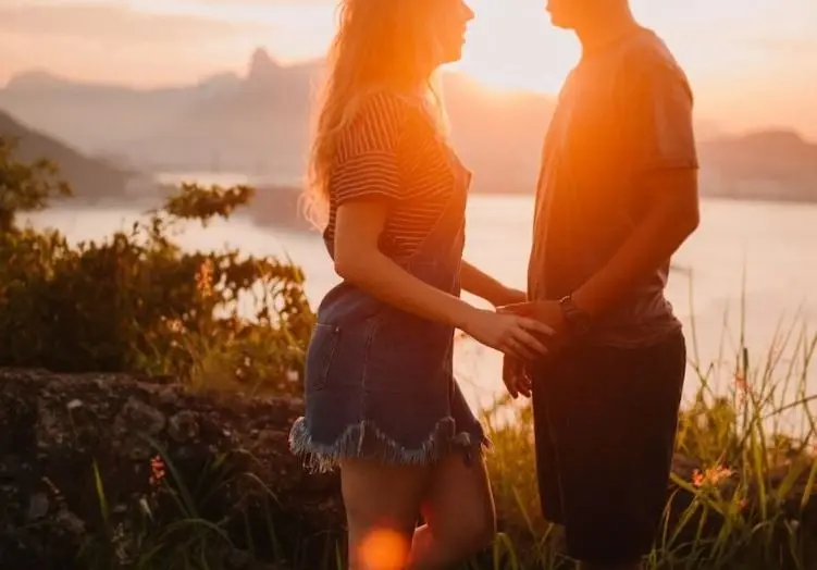 El clásico beso de medianoche es esencial para mejorar el amor y sexo con tu pareja.