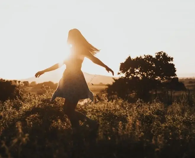 Si bailas alrededor de un árbol al aire libre tendrás suerte en el amor y prosperidad.