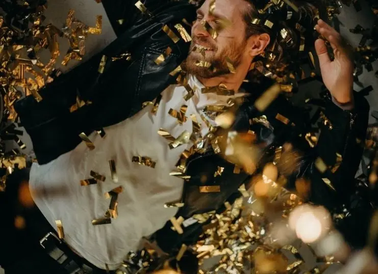 El ritual más famoso es comer las 12 uvas por campanada a la medianoche y pedir un deseo con cada una de ellas.